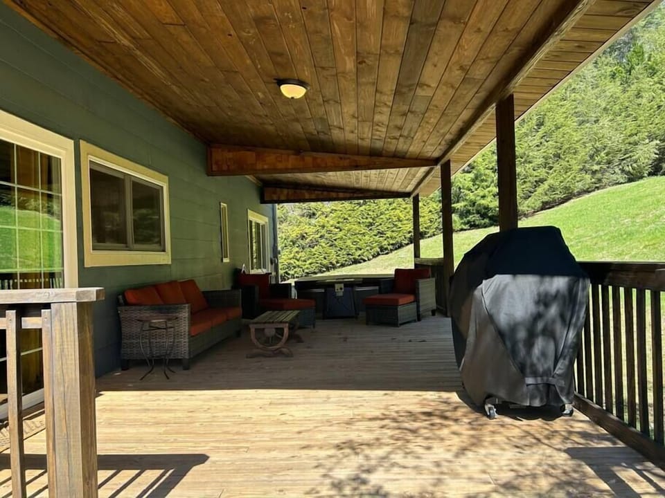 Beautiful new outdoor space. Comfortable seating, propane grill, propane fire pit, hot tub, Bocci ball