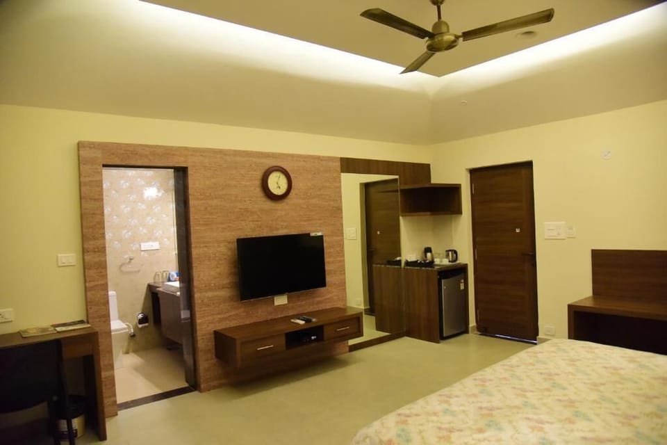Premium Room | In-room safe, desk, blackout drapes, iron/ironing board