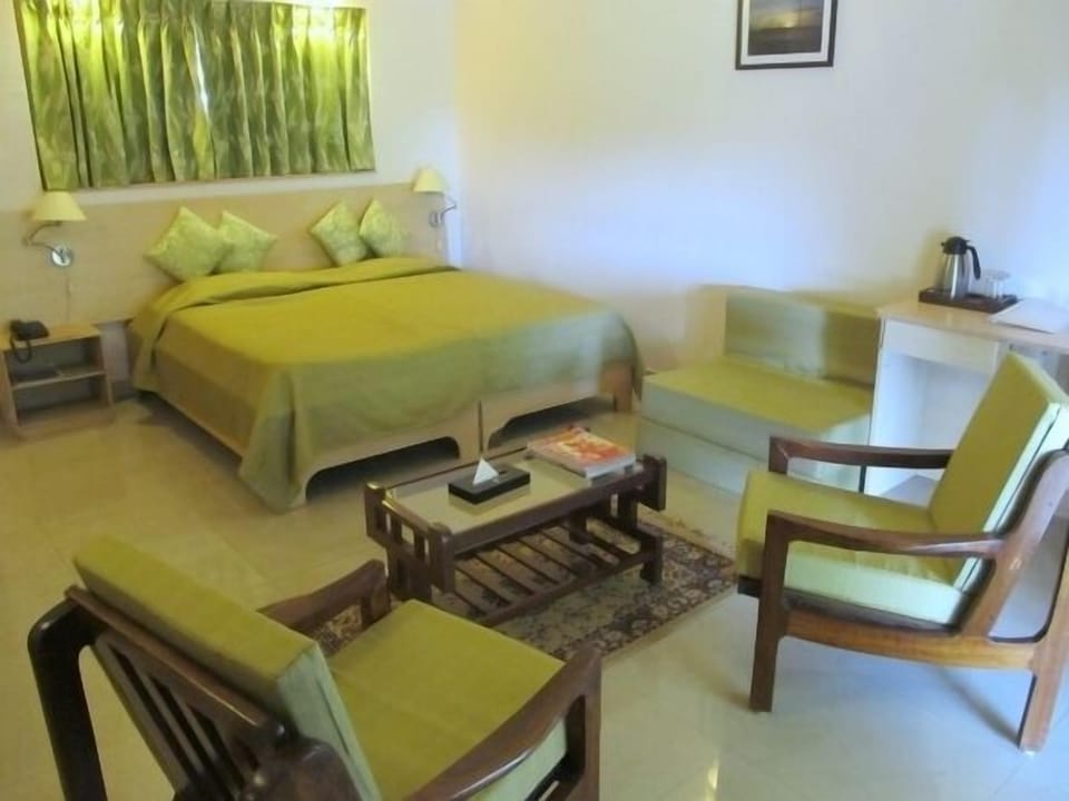 Standard Room | In-room safe, desk, blackout drapes, iron/ironing board