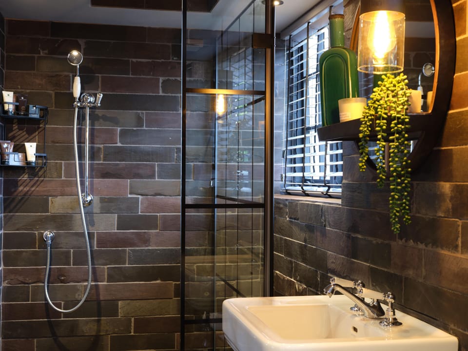 Coach House Room | Bathroom | Combined shower/tub, deep soaking tub, rainfall showerhead