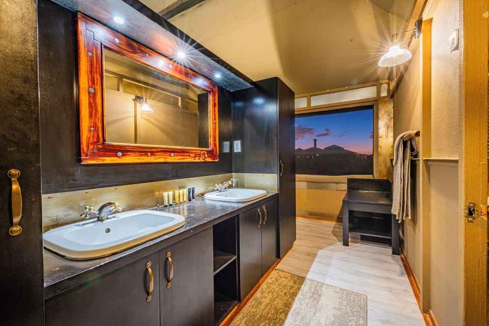 Luxury Room | Bathroom | Free toiletries, hair dryer (on request), towels, soap
