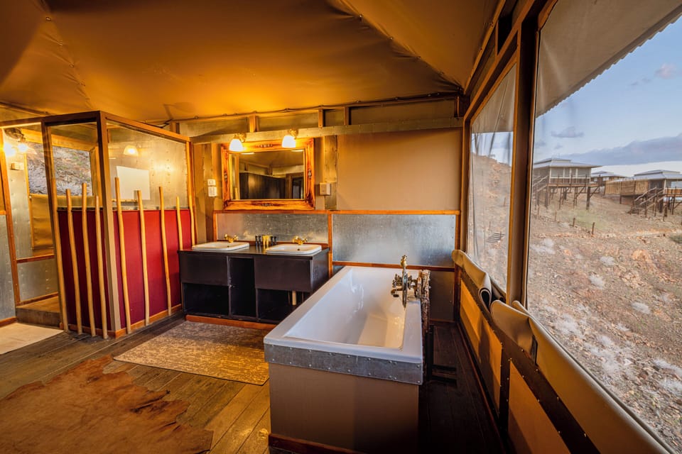 Deluxe Double Room | Bathroom | Free toiletries, hair dryer (on request), towels, soap