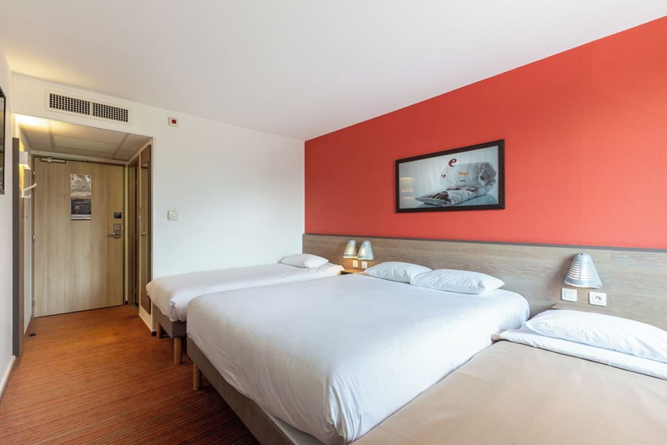 Chambre Quadruple | Desk, soundproofing, iron/ironing board (on request), WiFi (free)