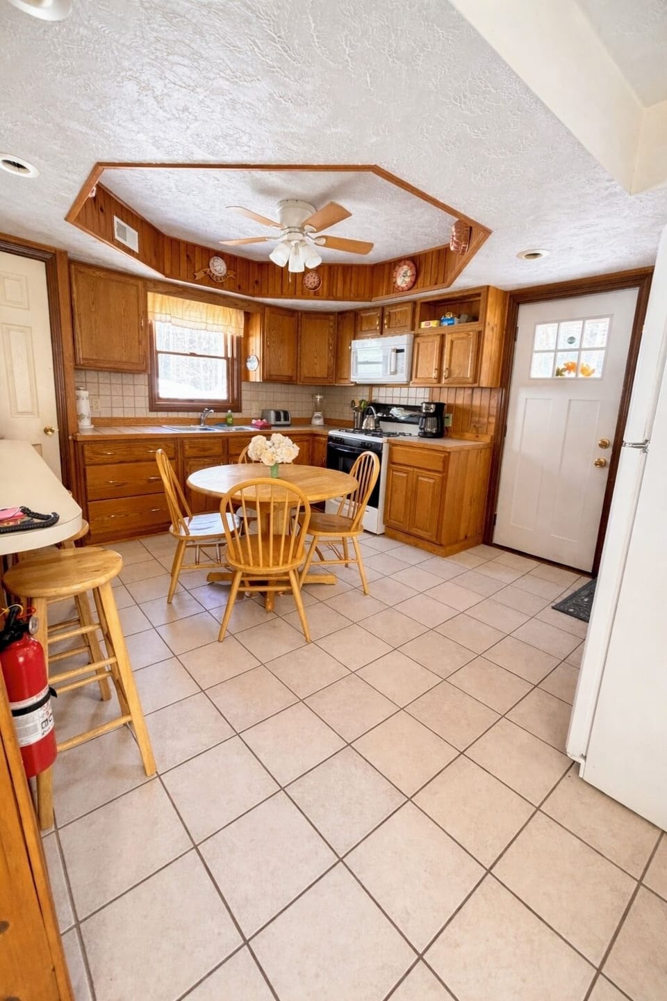 Full kitchen.