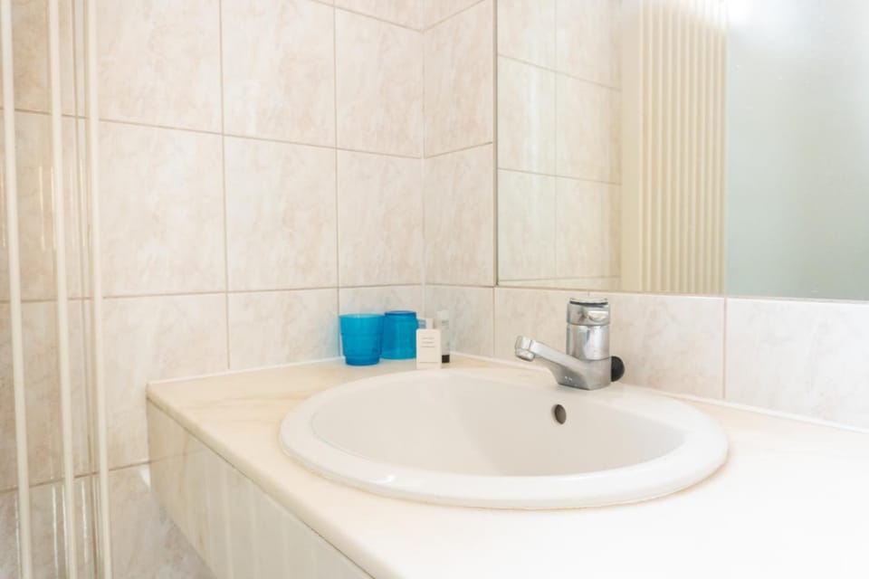 Shower, free toiletries, towels