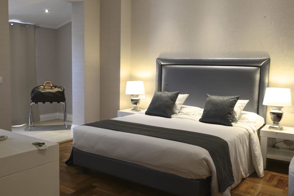 Family Room | Minibar, in-room safe, individually decorated, individually furnished