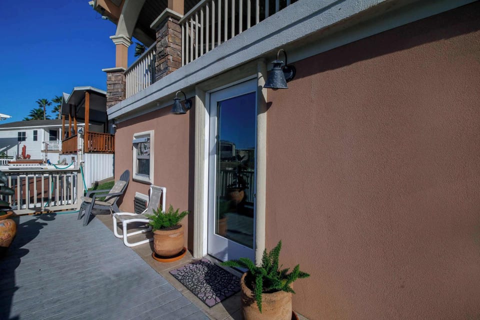 Come and go easily through the lower unit's private entrance