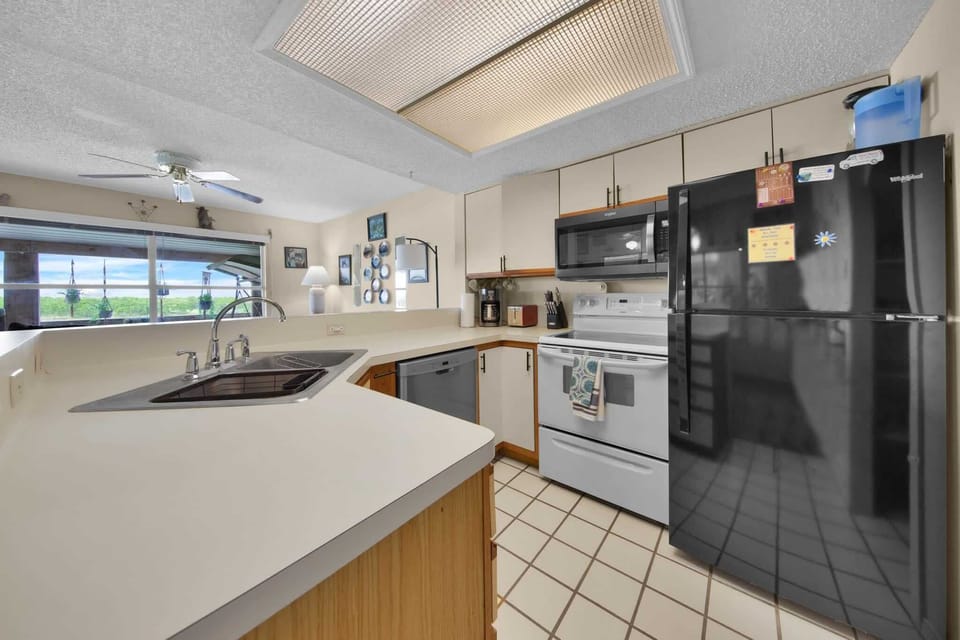 Cook with ease in the full kitchen