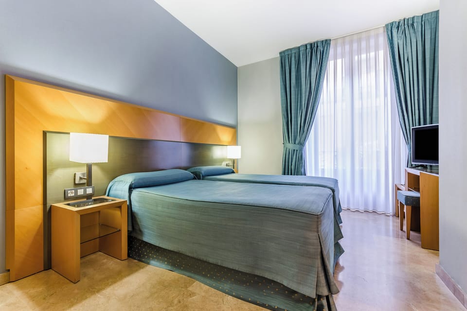 Double Room | In-room safe, desk, laptop workspace, blackout drapes
