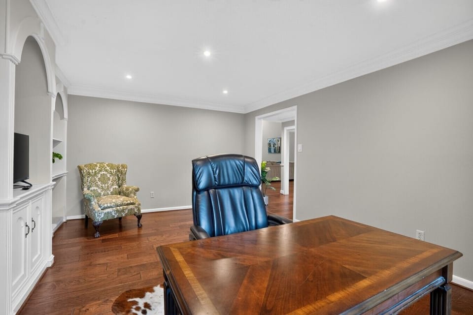 27_24215_Royalwick_Dr-Dining_room-9628