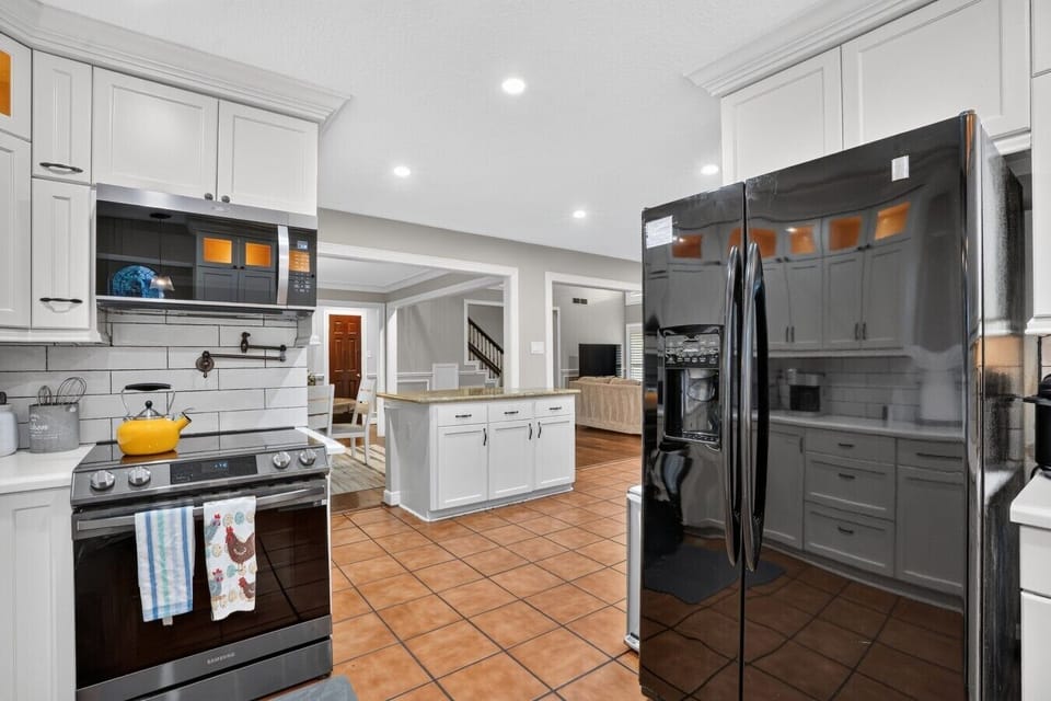 18_24215_Royalwick_Dr-Kitchen-9654