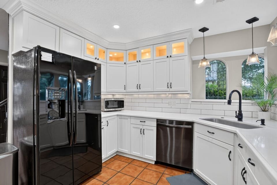 20_24215_Royalwick_Dr-Kitchen-9657