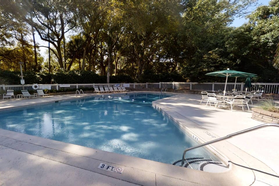 Guests of Golfers' Getaway may access the Twin Oaks community pool.