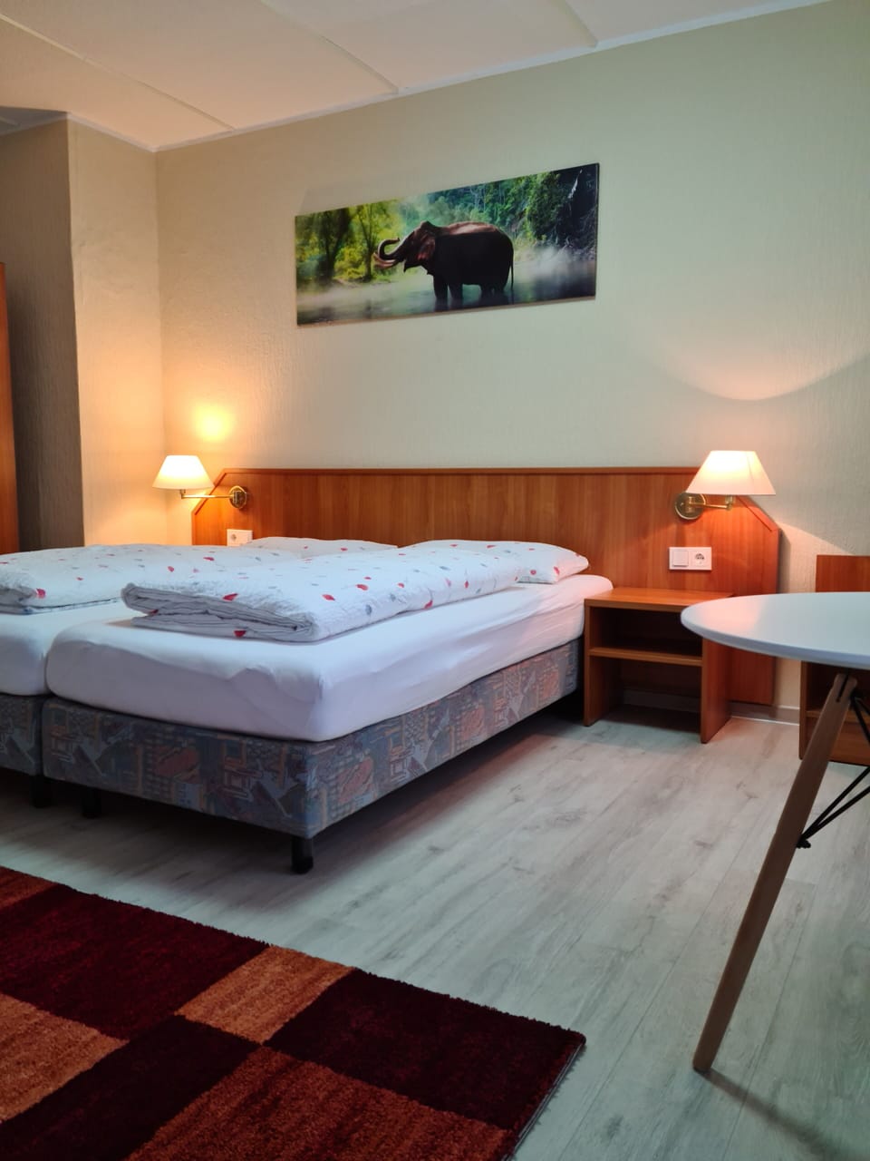 Travel crib, free WiFi, bed sheets