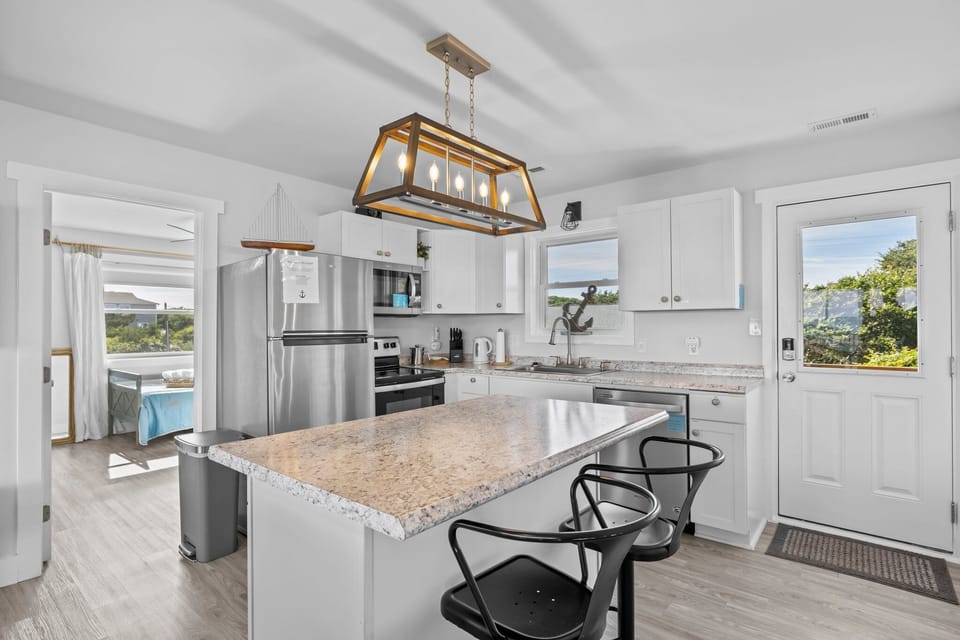 Bright & Airy - Fully Equipped with Modern Appliances, Island and Natural Light