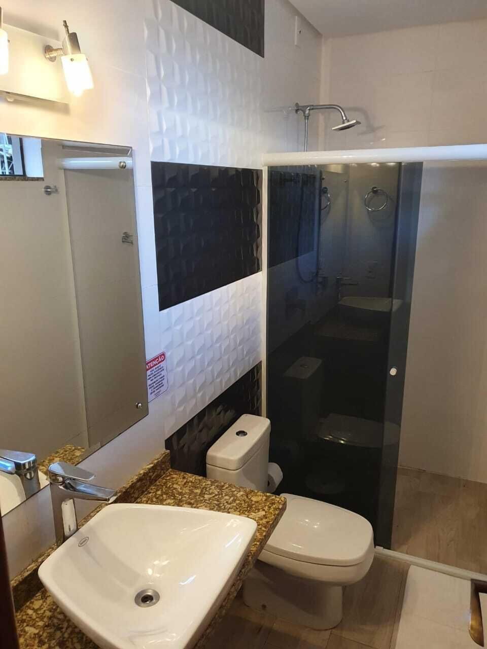 Suite Standard | Bathroom | Shower, hair dryer, towels