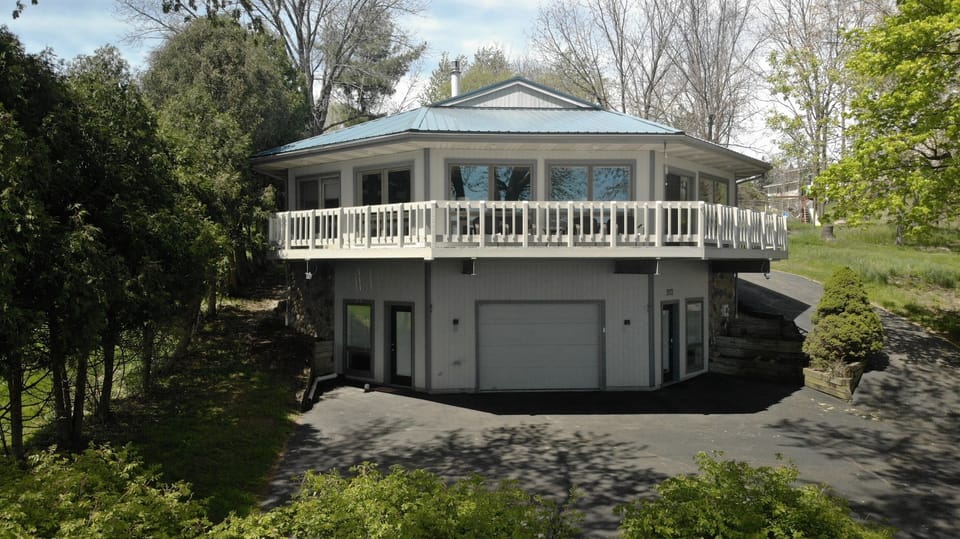 The Octagon House with Infinite views of Canandaigua Lake