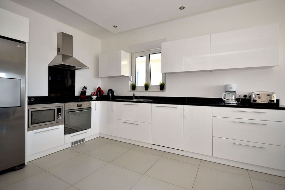 Fully fitted kitchen with dishwasher, microwave and fridge/freezer 