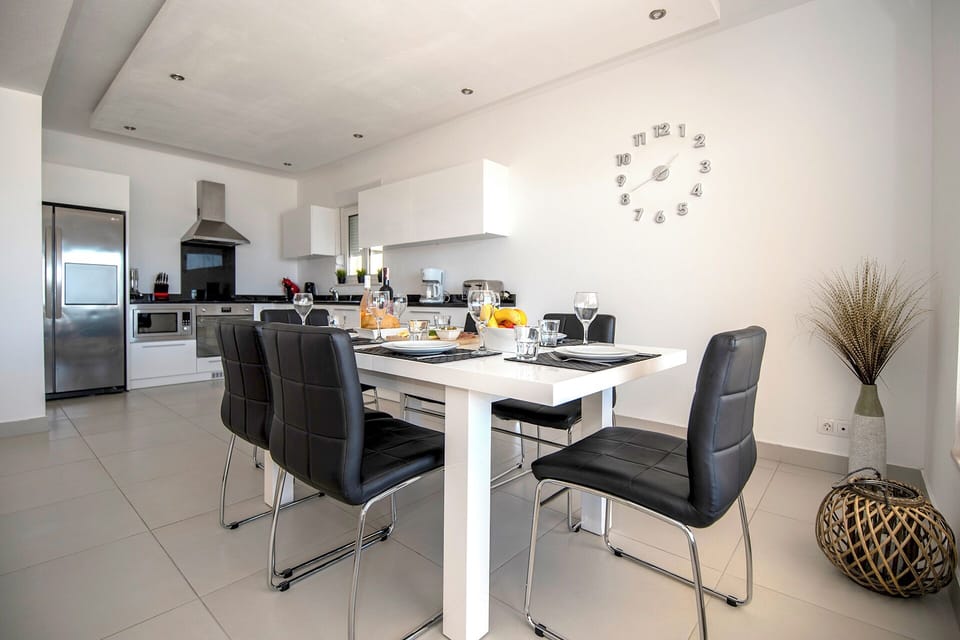 Extendable dining table to seat 8 guests