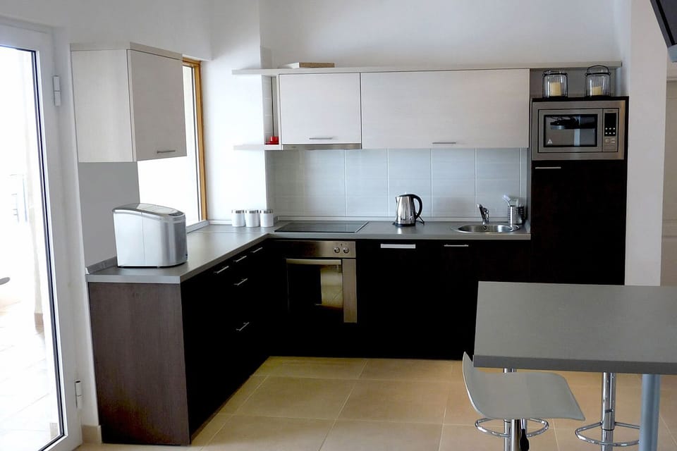Fully fitted kitchen