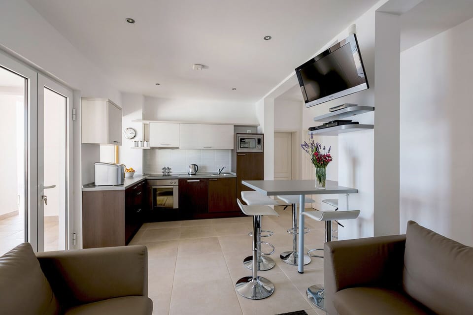 Free satellite TV, intenet access & air-conditioning provided in all rooms