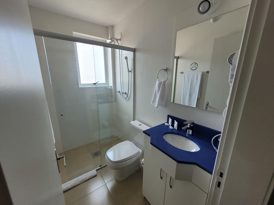 Standard Twin Room, 2 Twin Beds | Bathroom