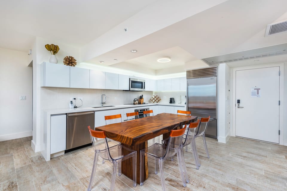 Full Kitchen with Dining Table