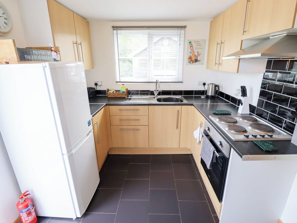 Cottage | Private kitchen | Fridge, microwave, electric kettle, toaster
