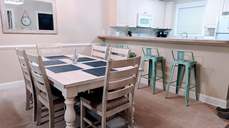 6 person dining plus 4 stools at breakfast bar