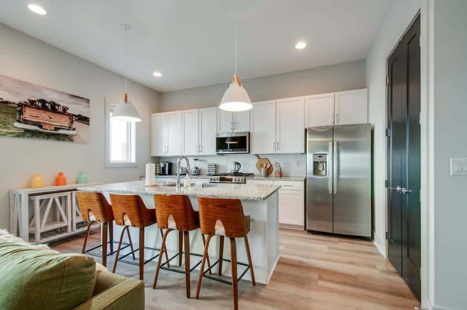 Experience home away from home in this chic kitchen, perfect for gatherings! Relax after exploring Downtown Nashville or prepare for a night out in this stylish space ideal for casual meals and elegant entertaining. Perfect for large groups, it combines modern luxury with the spirit of Music City. Create lasting memories in this delightful vacation rental!