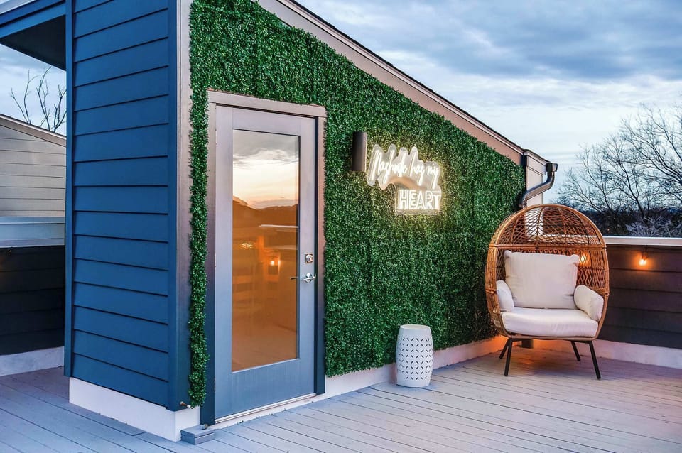 Enjoy Nashville's charm from this chic rooftop retreat! Unwind in the stylish hanging chair with breathtaking skyline views. Perfect for large groups or bachelorette parties, this upscale rental combines luxury and comfort for a memorable stay in Music City.