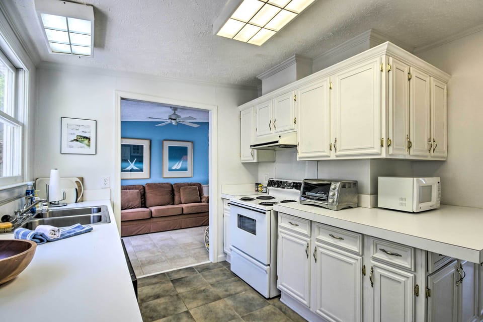 Fully Equipped Kitchen | Main Level | Dishwasher