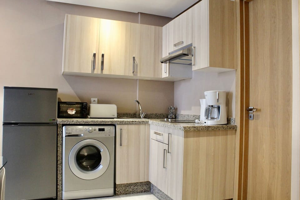 Oven, stovetop, coffee/tea maker, electric kettle