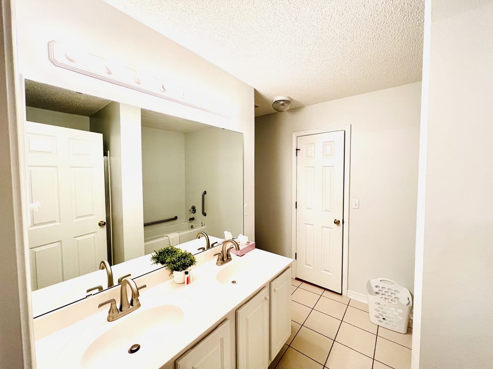Master King Bathroom