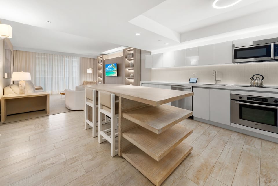 Full Kitchen with Dining Table