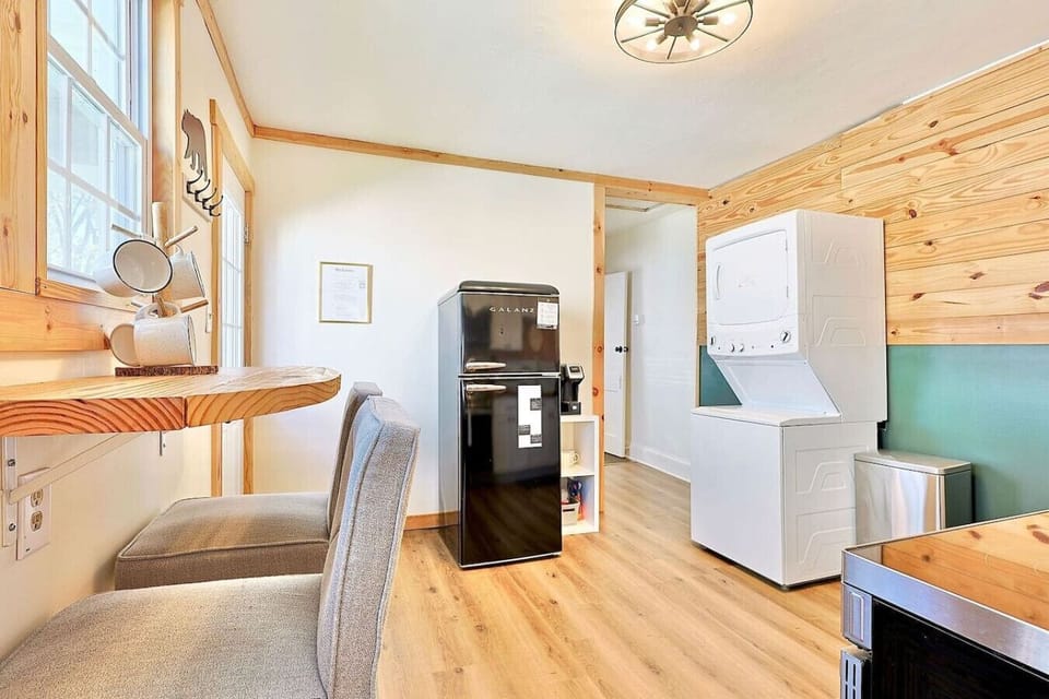Kitchenette Haven: Enjoy modern appliances and a charming breakfast nook for delightful meals!