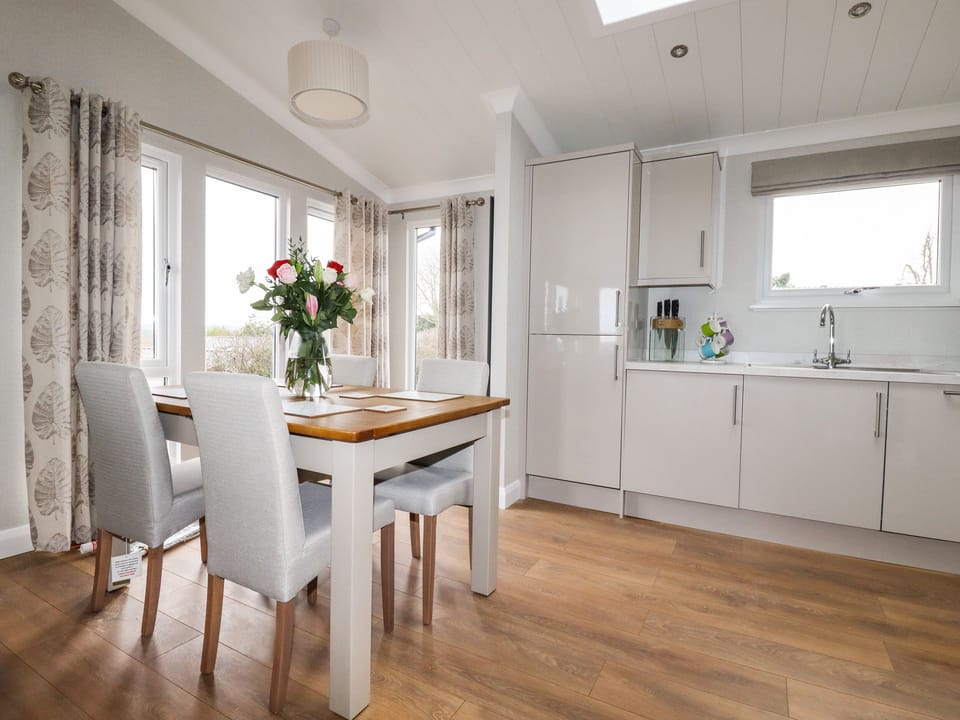 Cottage | Private kitchen | Fridge, microwave, dishwasher, electric kettle