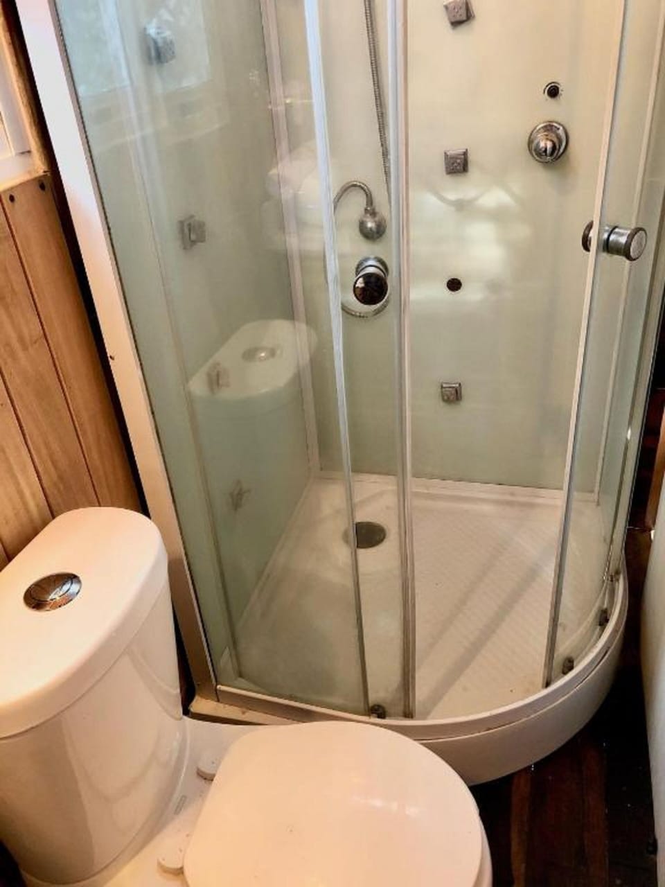 Basic Cabin, 1 Double Bed | Bathroom | Shower, free toiletries, towels