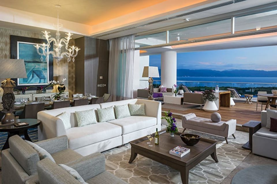 RESIDENCE LIVINGROOM OPEN TO DECK
