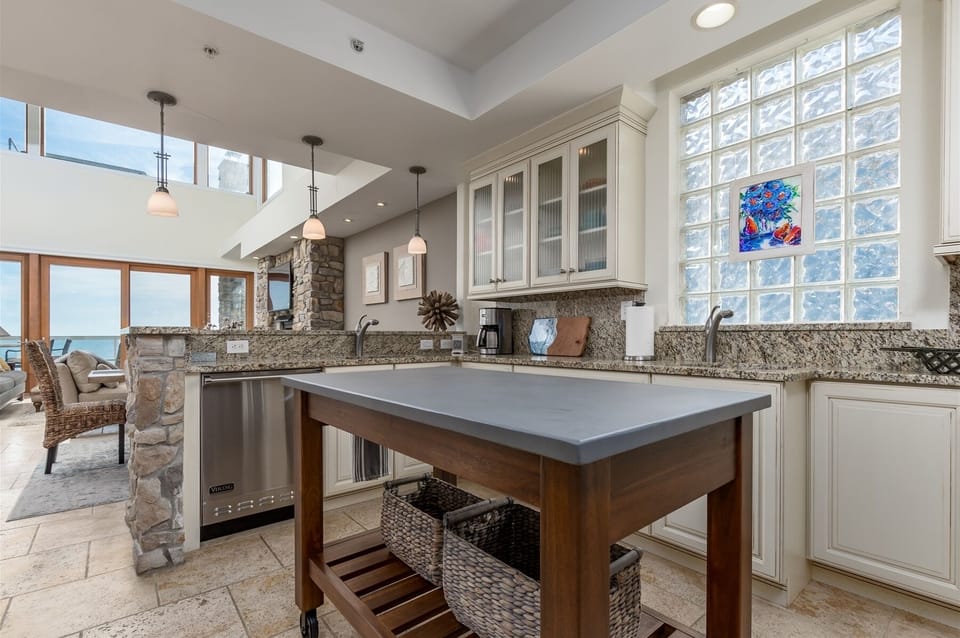 Well Equipped Modern Kitchen