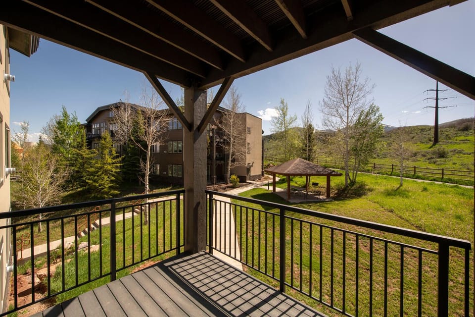 Newly-renovated private deck with beautiful views 