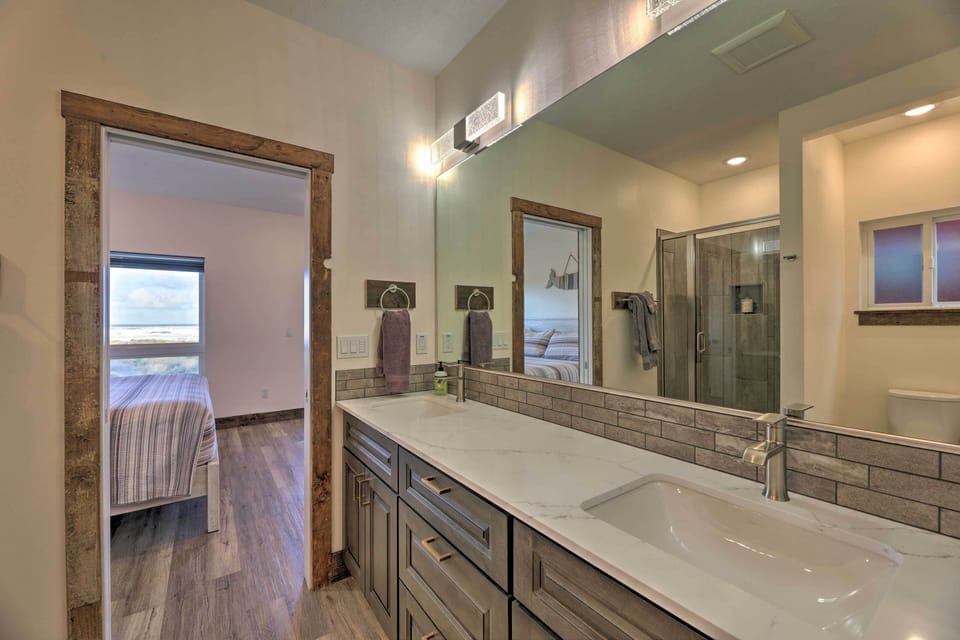 En-Suite Bathroom | Towels Provided | Complimentary Toiletries | Hair Dryer