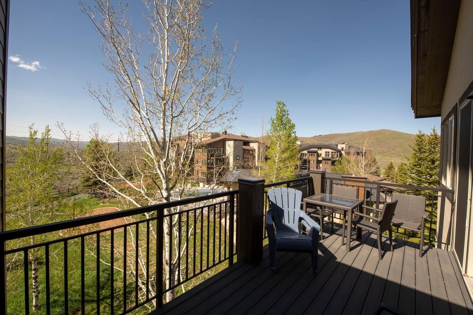 Private, newly-renovated deck with the pool just below!