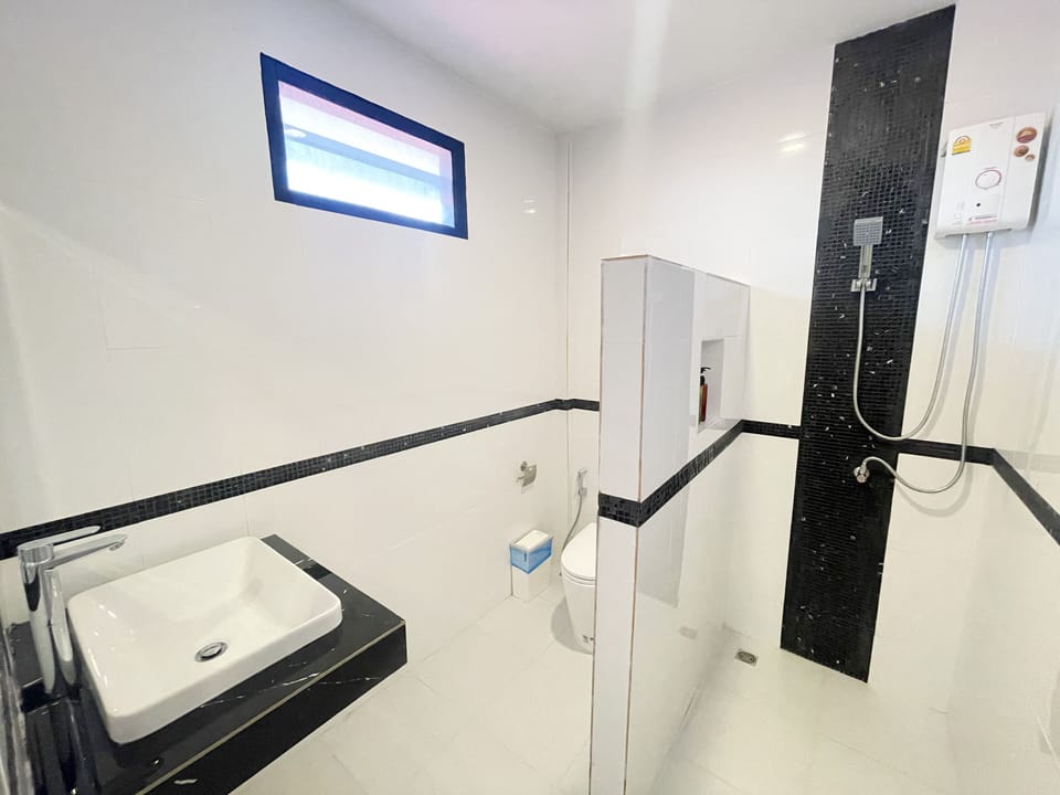 Superior Double Room | Bathroom | Shower, free toiletries, towels, soap