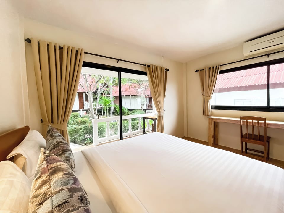Deluxe Room | Blackout drapes, free WiFi, bed sheets