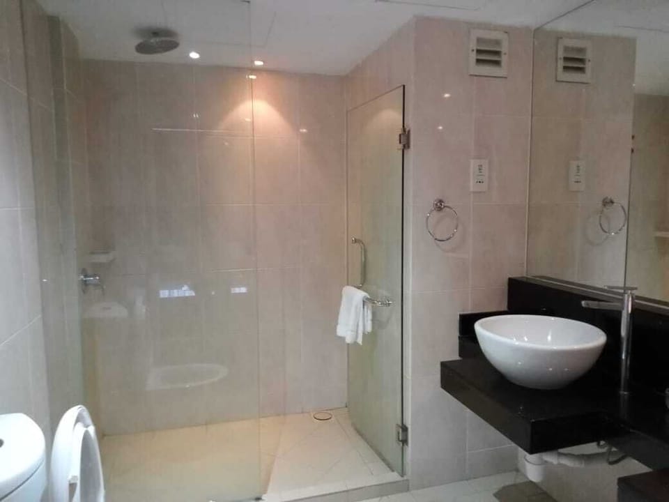 Executive Studio Suite | Bathroom | Shower, bidet, towels