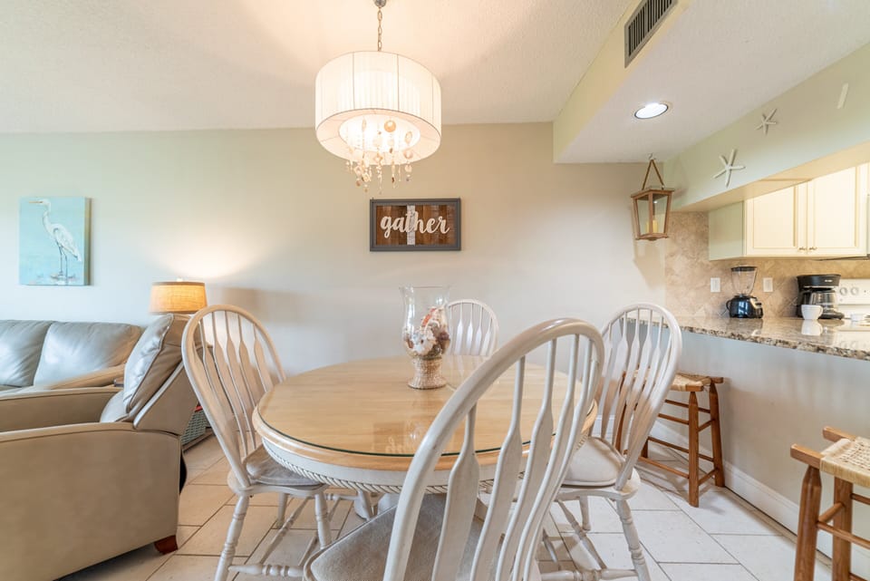 Seating for 4 at the dining room table with additional seating for 2 at the bar area