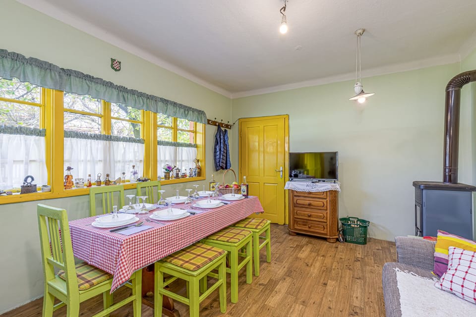 Living room & dining table