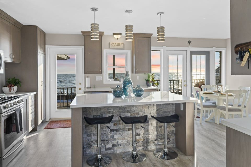 kitchen and breakfasts  area 