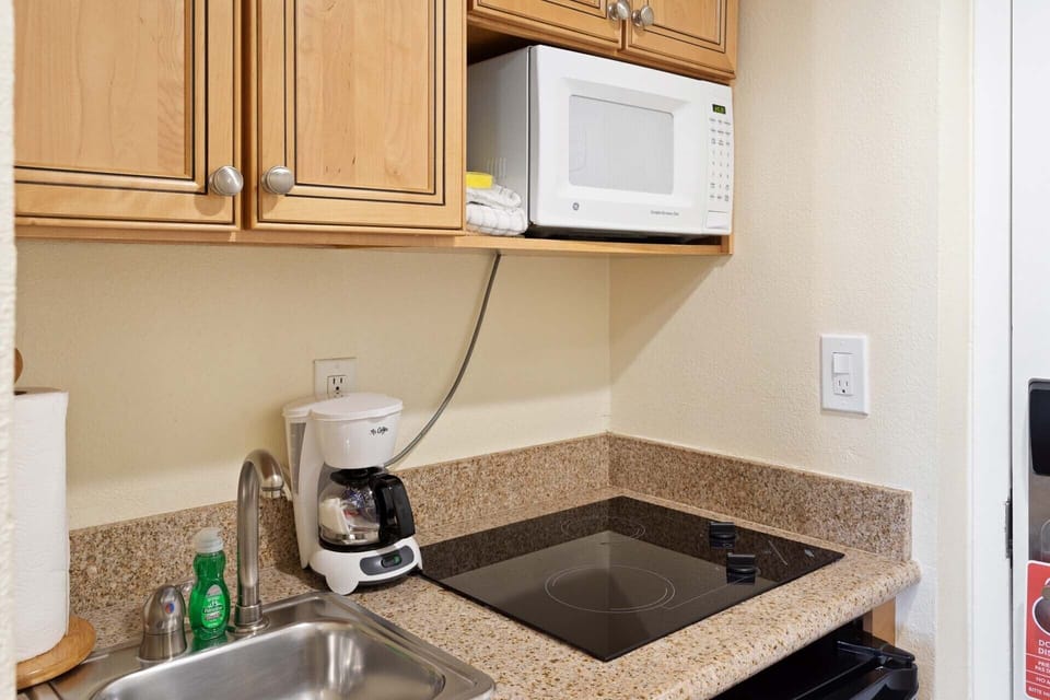 Guest Bedroom Kitchenette - 2 BROF
